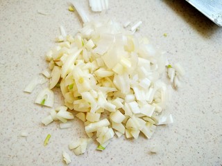 3、老醋蛰头,准备：葱切末，蒜切末