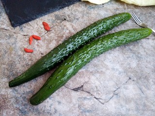 4、老醋蛰头,准备好新鲜黄瓜，用一只就可以