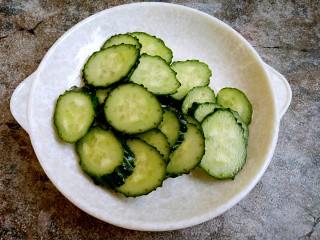 5、老醋蛰头,黄瓜洗好切薄片备用