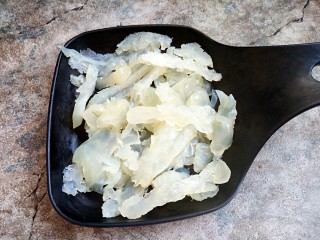 7、老醋蛰头,海蜇捞出控水，最好放70度左右热水中烫几分钟，捞出控水