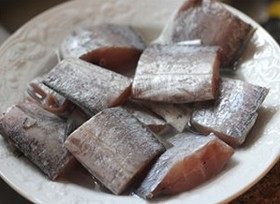 1、香辣红烧带鱼,将带鱼洗净切块，然后加料酒和盐腌制至少10min去腥