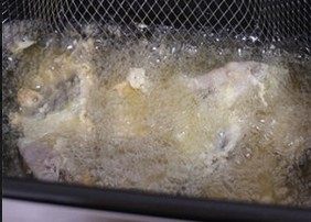 3、香辣红烧带鱼,然后放入350华氏度炸锅中炸至金黄，取出放在厨房纸上吸油