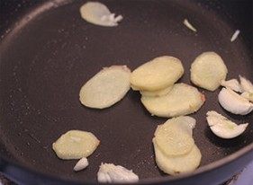 4、香辣红烧带鱼,热锅加油，将姜蒜加入炒香