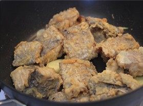 5、香辣红烧带鱼,加入炸好的带鱼，加入生抽、白糖