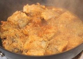 6、香辣红烧带鱼,翻炒后加入半碗水盖锅小火烧几分钟