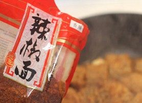 7、香辣红烧带鱼,收水前加入辣椒面（稍微用筷子动一下鱼让辣椒面混合均匀，小心操作，不然裹的面很容易弄下来）收水出锅即可