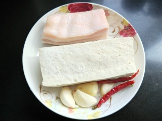 2、豆腐爱上肉&五花肉千叶豆腐,准备食材，并洗净。