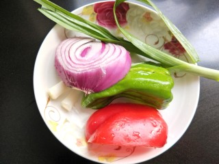 3、豆腐爱上肉&五花肉千叶豆腐,准备食材并洗净。