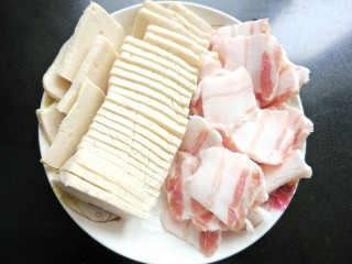 4、豆腐爱上肉&五花肉千叶豆腐,切片。