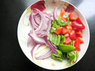 5、豆腐爱上肉&五花肉千叶豆腐,洋葱切丝，红椒，青椒切片。