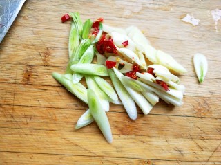 6、豆腐爱上肉&五花肉千叶豆腐,干辣椒切碎，生姜，大蒜，大蒜梗切片。