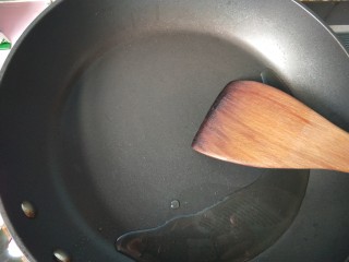 7、豆腐爱上肉&五花肉千叶豆腐,锅内放油，烧热。