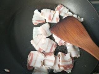 8、豆腐爱上肉&五花肉千叶豆腐,倒入五花肉。