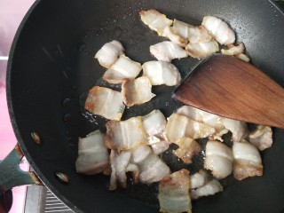 9、豆腐爱上肉&五花肉千叶豆腐,五花肉卷曲，煎出油，盛出备用。