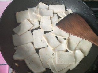 10、豆腐爱上肉&五花肉千叶豆腐,千叶豆腐放入锅内。