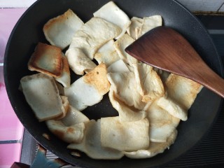 11、豆腐爱上肉&五花肉千叶豆腐,两面煎黄，盛出备用。