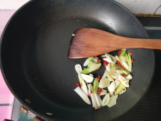 12、豆腐爱上肉&五花肉千叶豆腐,锅内还有底油，放生姜，大蒜，干辣椒，大蒜梗爆香。