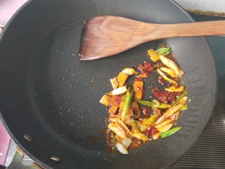 13、豆腐爱上肉&五花肉千叶豆腐,放豆瓣酱，炒出红油。