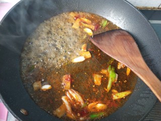 14、豆腐爱上肉&五花肉千叶豆腐,放一点清水，烧开。