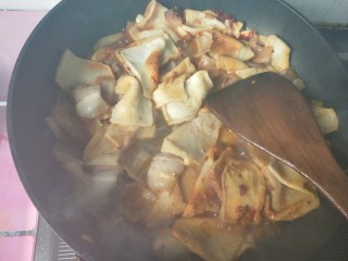 15、豆腐爱上肉&五花肉千叶豆腐,放入五花肉，千叶豆腐，放盐。