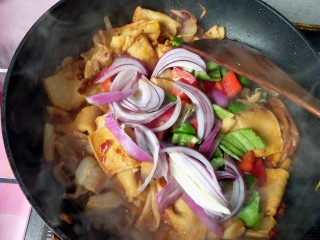 16、豆腐爱上肉&五花肉千叶豆腐,放酱油翻炒，放洋葱，青椒，红椒，孜然粉，翻炒。