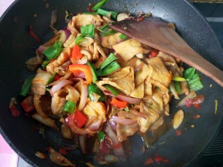 17、豆腐爱上肉&五花肉千叶豆腐,放大蒜叶，翻炒。