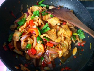 18、豆腐爱上肉&五花肉千叶豆腐,放胡椒粉，鸡精，翻炒。