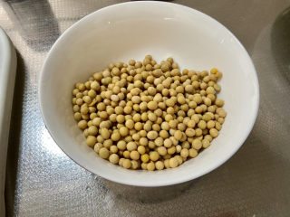 2、酱黄豆,检出不好的，清洗干净