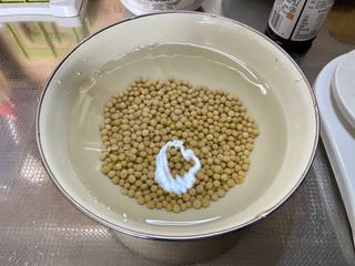 3、酱黄豆,加入适量清水，浸泡一晚，阿晨泡了约12个小时