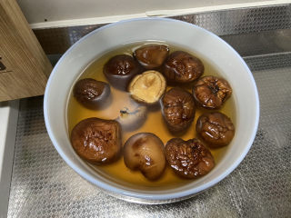 4、酱黄豆,干香菇搓洗表面浮灰，提前温水泡发
