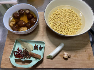 5、酱黄豆,全部食材：泡好的黄豆，泡发好的香菇，葱白一段，姜一小块，干辣椒四个，香叶两片，八角两个，桂皮一小段，花椒少许