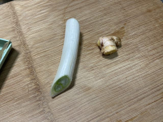 6、酱黄豆,葱白洗净，姜搓洗干净