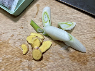 7、酱黄豆,葱白切段，姜切片