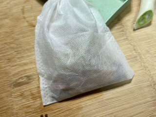 8、酱黄豆,香料装入纱袋中，浸泡冲洗掉浮灰