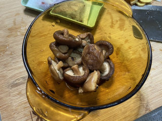 9、酱黄豆,泡发好的香菇搓洗干净