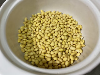 11、酱黄豆,泡发好的黄豆沥水装入汤锅中，砂锅铸铁锅不锈钢锅都可以