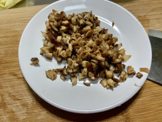 10、酱黄豆,香菇挤干水分，切小丁