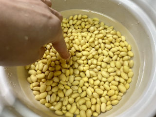 12、酱黄豆,加适量的清水，水至少没过黄豆一指，因为炖的时间比较久。