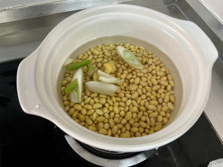 14、酱黄豆,开火，锅中加入姜片葱白