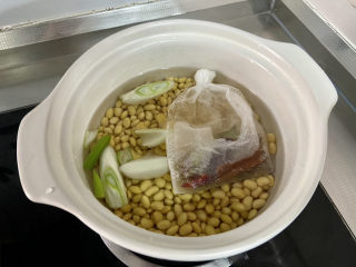 15、酱黄豆,加入香料包