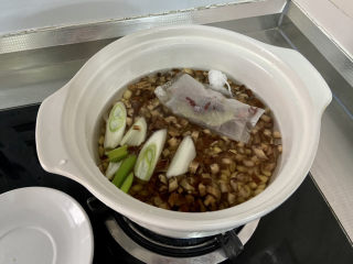 16、酱黄豆,加入香菇丁