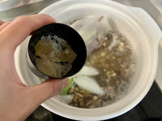 17、酱黄豆,煮开后，撇去浮末，加入三块黄冰糖