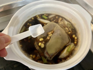 22、酱黄豆,尝下咸淡根据个人口味补充适量食盐，为了黄豆入味和保存，这个卤汤需要比平时做菜要咸一点