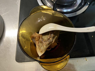 24、酱黄豆,开盖，捞出葱白姜片香料包