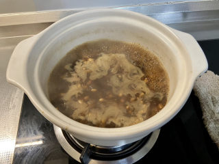 25、酱黄豆,转中大火收汁，注意时不时的搅拌一下，以免粘锅。一直到汤汁基本收干即可出锅