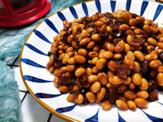 28、酱黄豆,这道酱黄豆，做法简单，黄豆粉糯入味，添加香菇，更加鲜美，营养更均衡，放在密封玻璃瓶中冷藏可以保存几天，无论配粥就饭拌面都好吃。喜欢的小伙伴们一起来试试吧????