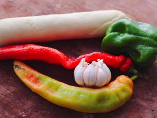 1、豆腐卷凉拌三椒,首先备齐所有的食材。