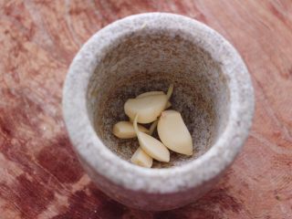 5、豆腐卷凉拌三椒,大蒜去皮后，用颠蒜工具把蒜颠成蒜泥。