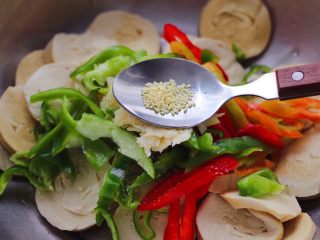 8、豆腐卷凉拌三椒,再加入鸡精增加口感。