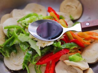 10、豆腐卷凉拌三椒,倒入生抽调味调色。